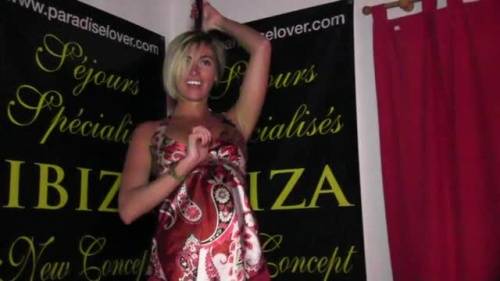 Liberty Loft à Ibiza : une vacancière italienne baisée par les clients pendant son striptease ! - pornxp.com on unlisto.com